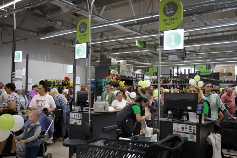 Толпа из 1000 человек собралась на открытие магазина на Ольшанке