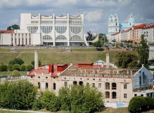 "Што не так у гэтым горадзе?" Вулічны музыка задаўся пытаннем, чаму ў Гродне няма жыцця Від на цэнтр Гродна 2024. Бачны драмтэатр, рэканструкцыя піўзавода, Фарны касцёл.