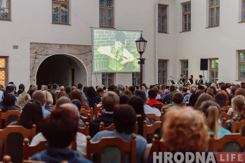 У цэнтры Гродна пакажуць кіно пад адкрытым небам Фестываль нямога кіно і жывой музыкі "Кинемо" у Гродна. Фота з архіву Hrodna.life