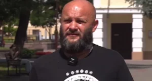 Польскі турыст, які хваліў Лукашэнку на “Гродна Плюс”, аказаўся неафашыстам Польскі турыст Томаш Адамскі ў кашульцы неафашысцкага руху Rodacy Kamraci. Скрыншот Hrodna.life з відэа канала "Гродна Плюс"