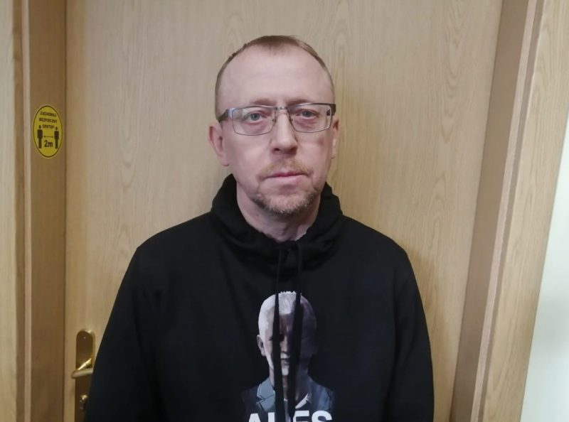Праваабаронцу з Гродна завочна асудзілі па трох артыкулах. Па справе праходзілі скрыншоты блога Уладзімір Хільмановіч.