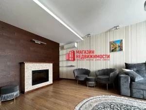 Нерухомасць тыдня: чатырохпакаёвая кватэра ў цёмных танах побач з Нёманам Кватэра па завулку Паповіча ў Гродне. Фота: shoprealty.by