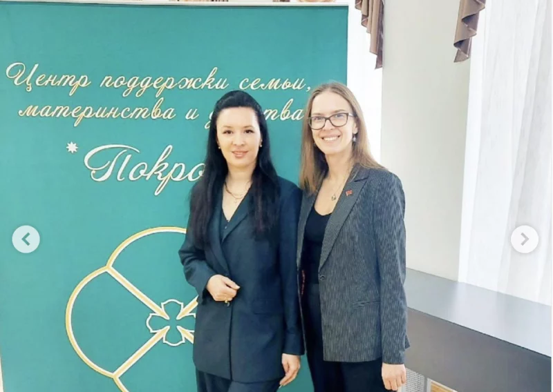Псіхолаг з Гродна адгаворвала ад абортаў. Яе ўзнагародзілі на конкурсе Алеся Крук (злева) на ўзнагароджанні конкурсу "Святасць нараджэння 2024". Скрыншот Hrodna.life з Instagram паліклінікі №7 г. Гродна
