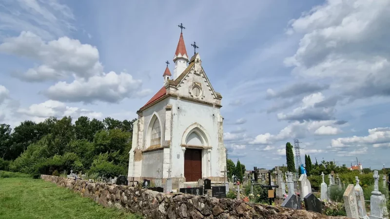У капліцы пад Смаргонню панішчылі саркафагі і раскідалі чалавечыя парэшткі - цяпер яе аднаўляюць Капліца-пахавальня Качаноў у Івашкаўцах. Фота: Аляксандр Фёдараў, Яндэкс Карты