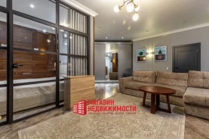 Нерухомасць тыдня: у цэнтры Гродна прадаецца ўтульная «двушка» са спальняй-акварыумам Кватэра на Парахавой у Гродне. Крыніца: shoprealty.by
