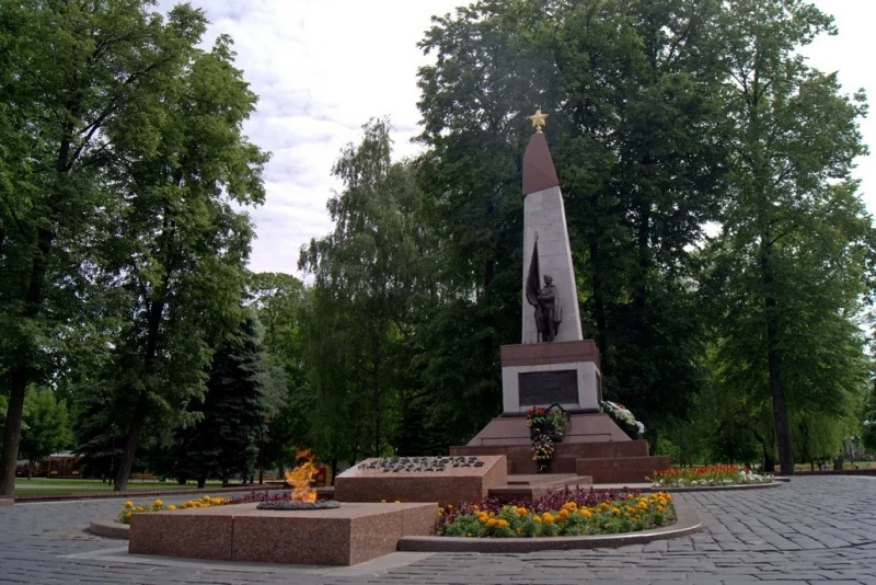 У парку Жылібера патухне Вечны агонь У парку Жылібера патухне Вечны агонь