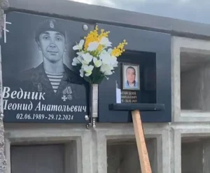 На могілках у Гродне з'явілася пліта расійскага салдата, які ваяваў супраць Украіны Леанід Веднік. Скрыншот з відэа вытворцы помнікаў