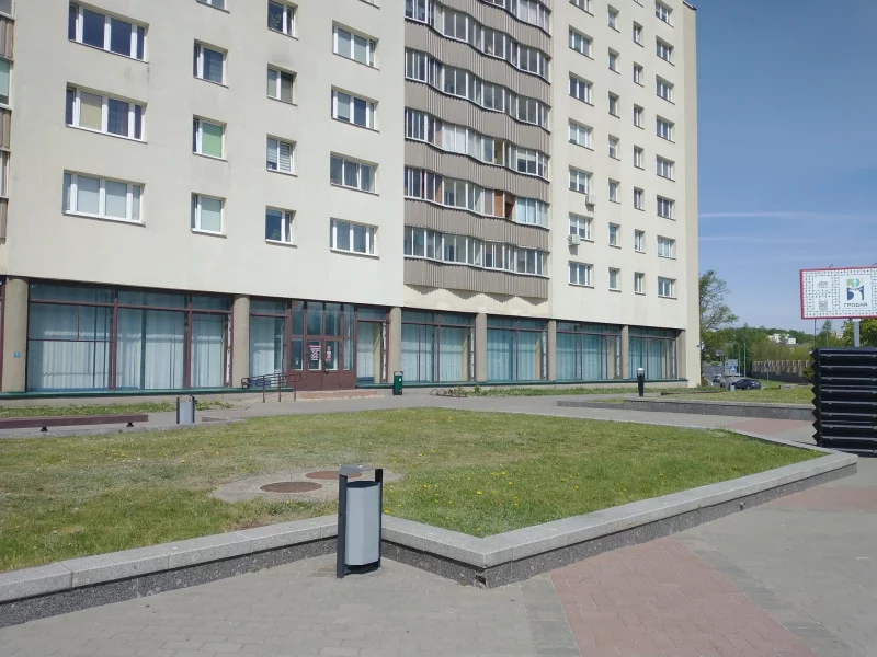 У цэнтры Гродна закрылася крама спорттавараў, якая працавала больш за 30 гадоў Будынак на Ажэшкі, 42, адкуль знікла шыльда "Спорттавараў". Фота: Serge Fridland, Facebook-група "Гродна"
