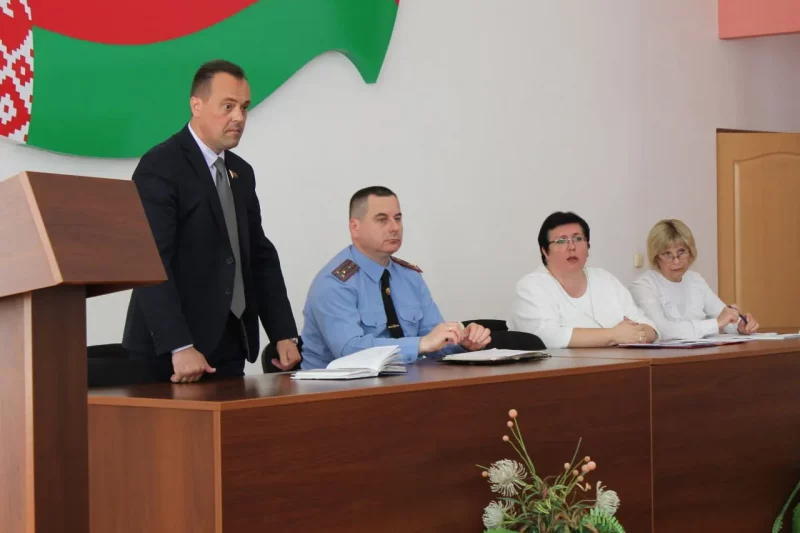 11 000 «дармаедаў» толькі ў адным з раёнаў Гродна — і 800 беспрацоўных ва ўсёй вобласці. За справу ўзялася міліцыя Арганізатары кірмашу вакансій і сходу ў РАУС. Крыніца: афіцыйны канал УУС Гродзенскага аблвыканкама