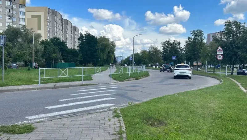 "Зебру" на Кляцкова перагарадзілі плотам. У ДАІ патлумачылі, што рабіць "Зебру" на Кляцкова перагарадзілі плотам. У ДАІ патлумачылі, што рабіць