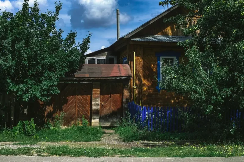 Дом в деревне; деревянный дом; деревня.