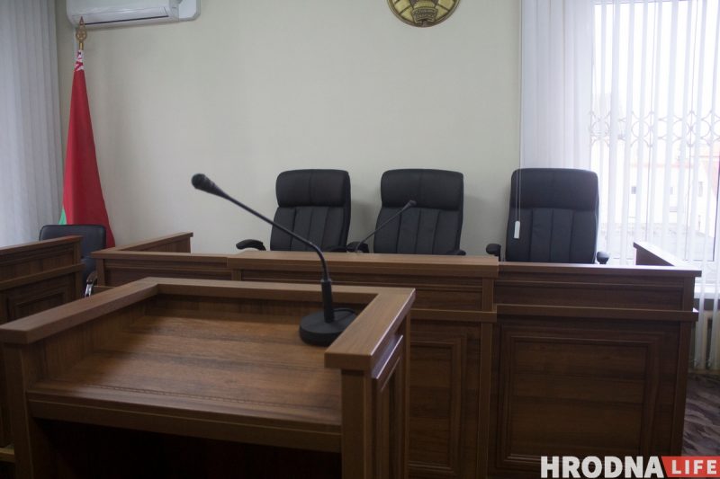 Пяцярых жыхароў Навагрудка прыгаварылі да калоніі за ўдзел у дваровым чаце суд, судебное заседание