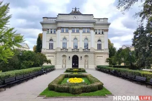 «А польскую вы, выпадкова, не вывучаеце?» У школах Гродна вылічаюць тых, хто плануе вучобу за мяжой Варшаўскі ўніверсітэт. Фота з архіва Hrodna.life