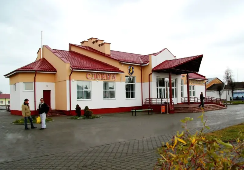 «Гэта абуральна і жорстка». Жыхары Слоніма скардзяцца, што міжгароднія маршруткі перасталі збіраць пасажыраў па горадзе автовокзал слоним
