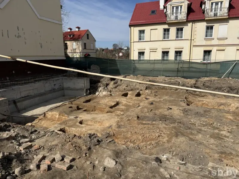 У гістарычным цэнтры Гродна знайшлі невядомыя 400-гадовыя могілкі (абноўлена) Могілкі XVI-XVII стст., знойдзеныя на вуліцы Малой Траецкай. Фота: Юлія Кіпарына, СБ