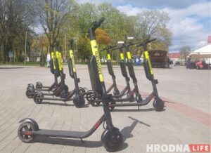 Гродзенцаў апыталі пра электрасамакаты ў цэнтры горада. Большасць тых, хто прагаласаваў, супраць Электросамокаты в центре Гродно. Фото: Татьяна Сидляревич