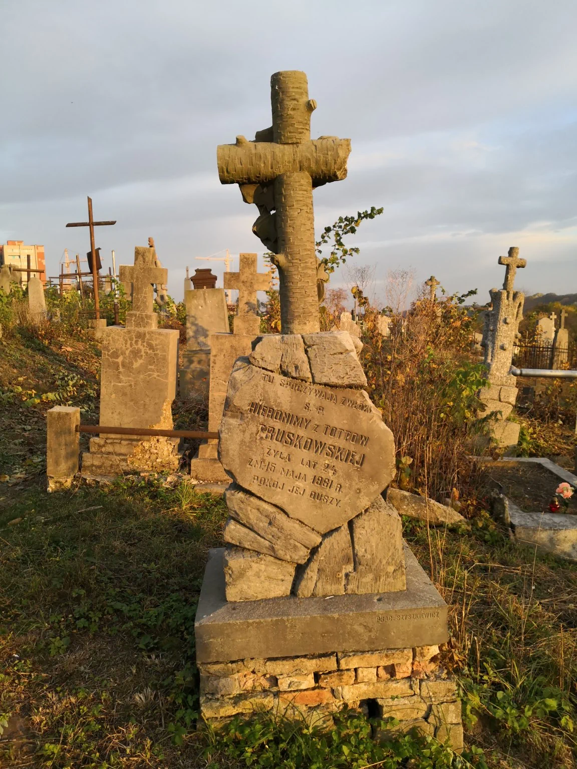 Помнік на магіле Трускоўскіх на старых каталіцкіх могілках у Гродне. Фота: graves.by