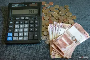 У Гродне стаматолаг брала хабар — заплаціла штраф у 17 разоў больш, чым атрымала рубли беларусь